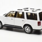 Lincoln Navigator Branco AUTOart 1:18 - image 7 of 8