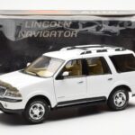 Lincoln Navigator Branco AUTOart 1:18 - image 8 of 8