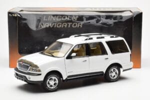 Lincoln Navigator Branco AUTOart 1:18 72761 Metal - imagem 8 de 8