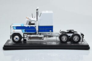 Mack Superliner Magnum Branco Azul IXO 1:43 TR165 Metal - imagem 3 de 6