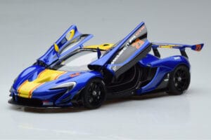 McLaren P1 GTR Azul Com Riscas Amarelas AUTOart 1:18 81542 Compósito - imagem 2 de 7