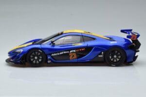 McLaren P1 GTR Azul Com Riscas Amarelas AUTOart 1:18 81542 Compósito - imagem 4 de 7
