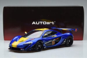 McLaren P1 GTR Azul Com Riscas Amarelas AUTOart 1:18 81542 Compósito - imagem 7 de 7