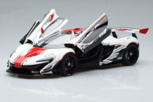 McLaren P1 GTR Branco Brilhante Com Riscas Vermelhas AUTOart 1:18 81541 Compósito - imagem 2 de 7