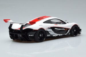 McLaren P1 GTR Branco Brilhante Com Riscas Vermelhas AUTOart 1:18 81541 Compósito - imagem 3 de 7