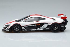McLaren P1 GTR Branco Brilhante Com Riscas Vermelhas AUTOart 1:18 81541 Compósito - imagem 4 de 7
