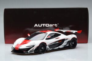 McLaren P1 GTR Branco Brilhante Com Riscas Vermelhas AUTOart 1:18 81541 Compósito - imagem 7 de 7