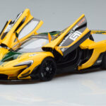 McLaren P1 GTR Amarelo Com Riscas Verdes AUTOart 1:18 - image 2 of 7