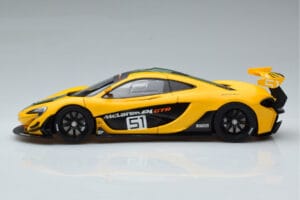 McLaren P1 GTR Amarelo Com Riscas Verdes AUTOart 1:18 81544 Compósito - imagem 4 de 7