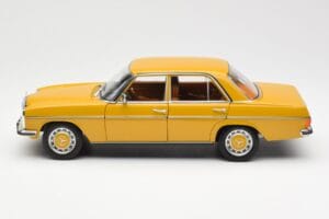 Mercedes 200/8 W115 Sahara Amarelo Norev 1:18 183771 Metal - imagem 4 de 8