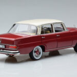 Mercedes 200 W110 Vermelho Norev 1:18 - image 3 of 7