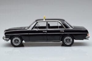 Mercedes 200 W115 Taxi Norev 1:18 183776 Metal - imagem 4 de 7