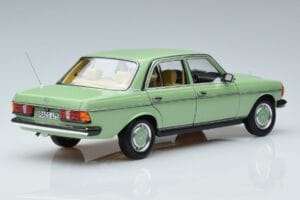 Mercedes 200 W123 Verde Norev 1:18 183796 Metal - imagem 3 de 7
