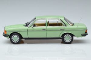 Mercedes 200 W123 Verde Norev 1:18 183796 Metal - imagem 4 de 7