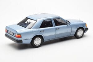 Mercedes 230E W124 Azul Claro Metálico Norev 1:18 183945 Metal - imagem 3 de 8