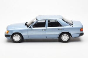 Mercedes 230E W124 Azul Claro Metálico Norev 1:18 183945 Metal - imagem 4 de 8