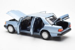 Mercedes 230E W124 Azul Claro Metálico Norev 1:18 183945 Metal - imagem 5 de 8