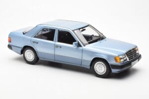 Mercedes 230E W124 Azul Claro Metálico Norev 1:18 183945 Metal - imagem 6 de 8