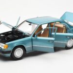 Mercedes 230E W124 Beryl Metallic Edição Concessionário Norev 1:18 B66040698 - image 2 of 8