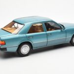 Mercedes 230E W124 Beryl Metallic Edição Concessionário Norev 1:18 B66040698 - image 3 of 8