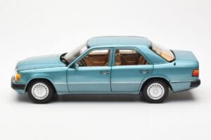 Mercedes 230E W124 Beryl Metallic Edição Concessionário Norev 1:18 B66040698 Metal - imagem 4 de 8