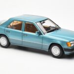 Mercedes 230E W124 Beryl Metallic Edição Concessionário Norev 1:18 B66040698 - image 6 of 8