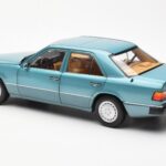 Mercedes 230E W124 Beryl Metallic Edição Concessionário Norev 1:18 B66040698 - image 7 of 8