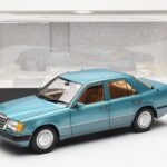 Mercedes 230E W124 Beryl Metallic Edição Concessionário Norev 1:18 B66040698 - image 8 of 8
