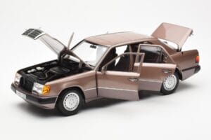 Mercedes 230E W124 Rosewood Metallic Edição Concessionário Norev 1:18 B66040697 Metal - imagem 2 de 8
