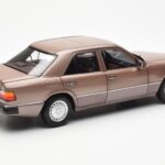 Mercedes 230E W124 Rosewood Metallic Edição Concessionário Norev 1:18 B66040697 - image 3 of 8