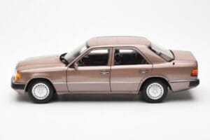 Mercedes 230E W124 Rosewood Metallic Edição Concessionário Norev 1:18 B66040697 Metal - imagem 4 de 8