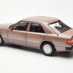 Mercedes 230E W124 Rosewood Metallic Edição Concessionário Norev 1:18 B66040697 - image 7 of 8