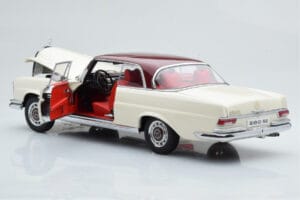 Mercedes 280 SE W108 Branco AUTOart 1:18 76287 Metal - imagem 3 de 8