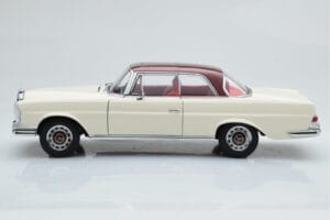 Mercedes 280 SE W108 Branco AUTOart 1:18 76287 Metal - imagem 5 de 8