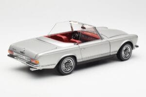 Mercedes 280 SL W113 Pagoda Prateado Schuco 1:18 450035000 Metal - imagem 3 de 8