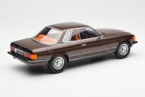 Mercedes 500 SLC C107 Castanho KK-Scale 1:18 180851 Metal - imagem 2 de 6