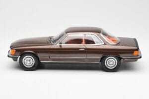 Mercedes 500 SLC C107 Castanho KK-Scale 1:18 180851 Metal - imagem 3 de 6