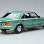 Mercedes 560 SEL W126 Verde Claro Norev 1:18 - image 3 of 7