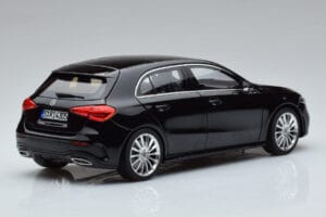 Mercedes A-Class W177 AMG Line Norev 1:18 183861 Metal - imagem 3 de 7