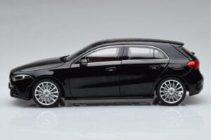 Mercedes A-Class W177 AMG Line Norev 1:18 183861 Metal - imagem 4 de 7