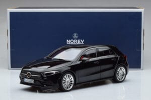 Mercedes A-Class W177 AMG Line Norev 1:18 183861 Metal - imagem 7 de 7