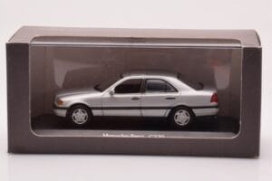 Mercedes C-Class W202 C220 Prateado Minichamps 1:43 B66005705-M1 Metal - imagem 4 de 4