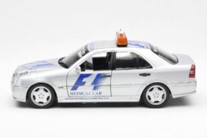 Mercedes C-Class W202 AMG Medical Car F1 1997 UT Models 1:18 26106 Metal - imagem 3 de 6