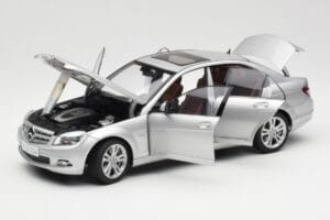 Mercedes C-Class W204 Avantgarde Prateado AUTOart 1:18 B66962368 Metal - imagem 2 de 8