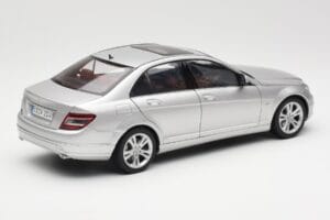 Mercedes C-Class W204 Avantgarde Prateado AUTOart 1:18 B66962368 Metal - imagem 3 de 8