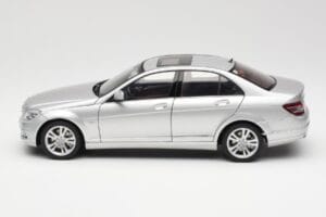 Mercedes C-Class W204 Avantgarde Prateado AUTOart 1:18 B66962368 Metal - imagem 4 de 8
