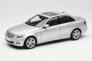 Mercedes C-Class W204 Avantgarde Prateado AUTOart 1:18 B66962368