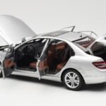 Mercedes C-Class W204 Avantgarde Prateado AUTOart 1:18 B66962368 - image 5 of 8