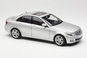 Mercedes C-Class W204 Avantgarde Prateado AUTOart 1:18 B66962368 Metal - imagem 6 de 8