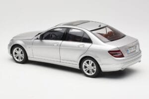 Mercedes C-Class W204 Avantgarde Prateado AUTOart 1:18 B66962368 Metal - imagem 7 de 8